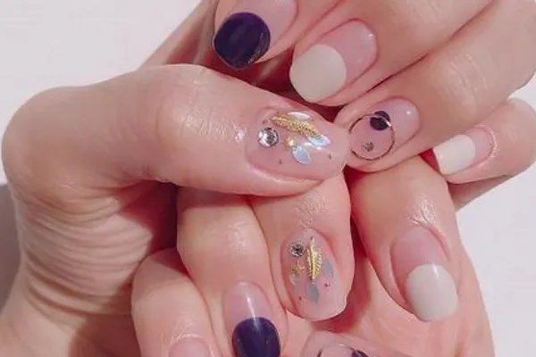 短指甲适合的美甲图案 显白