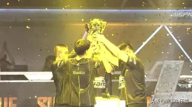 4AM夺得PCL总冠军人气爆炸,韦神直播间人气首破千万,如何看待4AM的高人气?