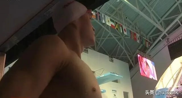 光州游泳世锦赛-正在泳池训练的孙杨听到场馆响起国歌声，接下来发生了什么事情？