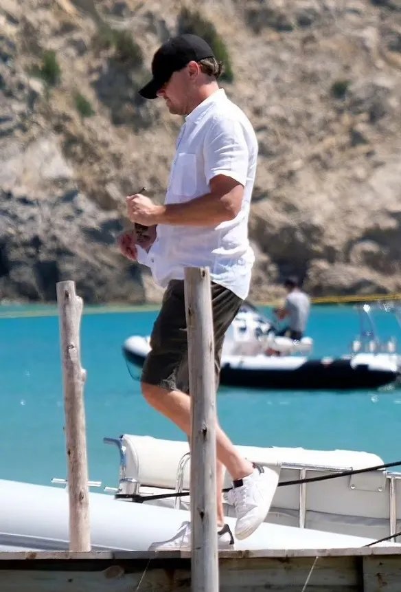 莱昂纳多·迪卡普里奥又双缀去度假了 带着性感超模