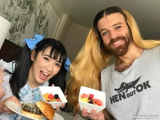 美国女装大佬COS春丽 称想与成龙一较长短