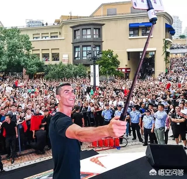 C罗魅力难挡，王大雷妻子直言他突然走过来的时候，自己激动得差点晕过去，你怎么看？