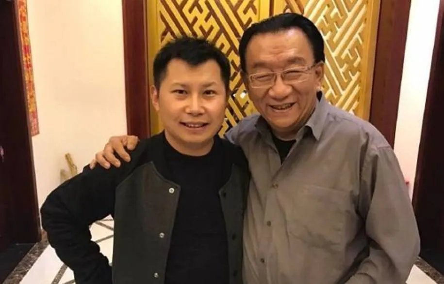 清明时节，侯耀华何云伟师徒两人在侯耀文墓前合照，到底是为什么？