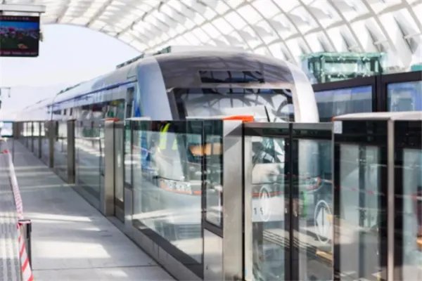 网曝上海一女生坐地铁捧着大碗吃猪脚饭,你如何看待她的行为?