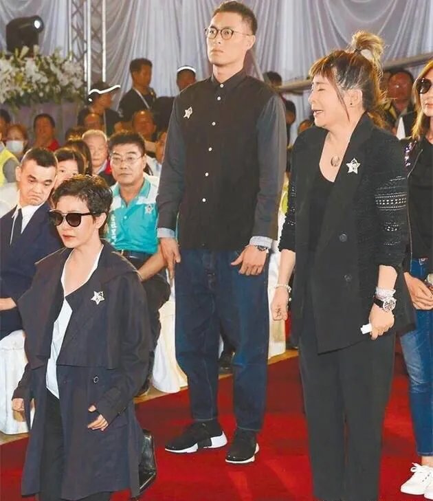 猪哥亮告别式郭采洁痛哭,他们是什么关系?