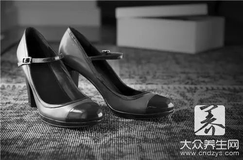 ​鞋底粘上口香糖怎么办