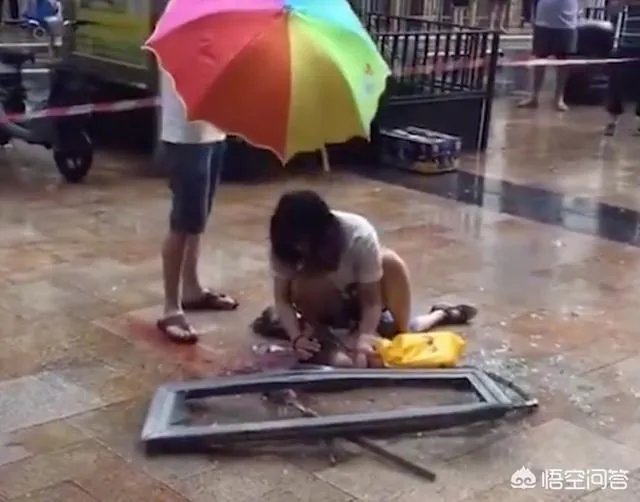 深圳一小区高层窗户坠落砸中楼下男童,满地鲜血生命垂危。高空坠物为什么屡次发生,你怎么看?