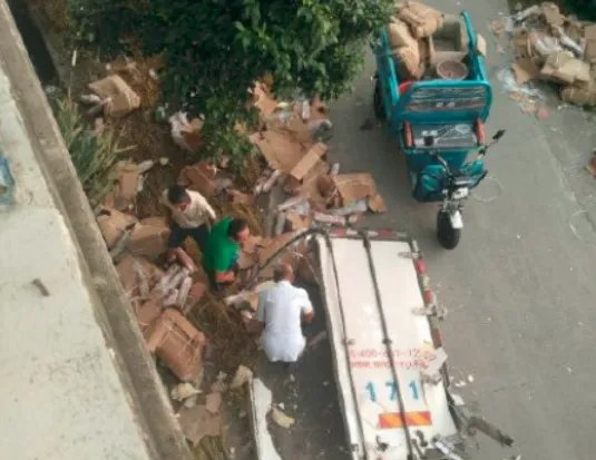 哄抢车祸后散落猪肉5人被行拘，会拘留多少天？