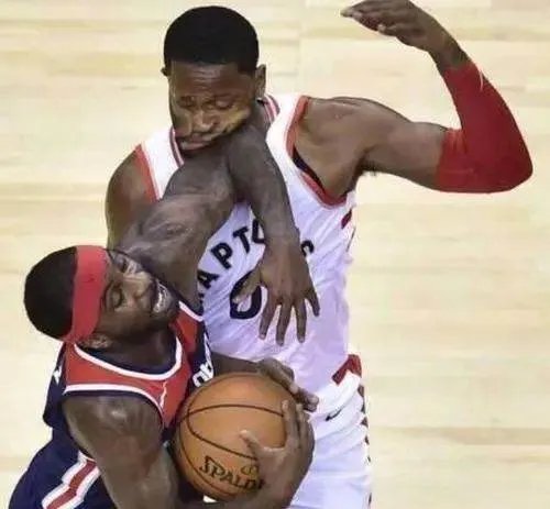 伦纳德将球拍瘪，詹姆斯急停留刹车印，NBA球员力量有多恐怖？