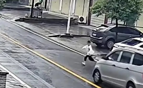 7岁男孩1分钟3次横穿马路被撞，网友：家长应负全责！你也如此认为吗？