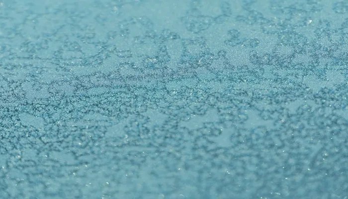 冬天玻璃上形成的冰窗花在哪一侧 冬天玻璃上形成的冰窗花一般在窗户的哪一边