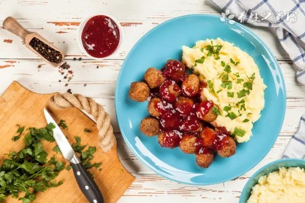 蚂蟥会钻进肉里吗？蚂蟥怕什么东西？