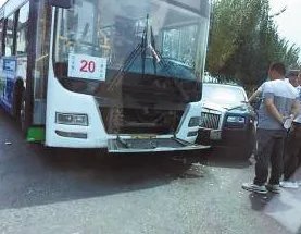 劳斯莱斯撞上公交事故责任在谁？