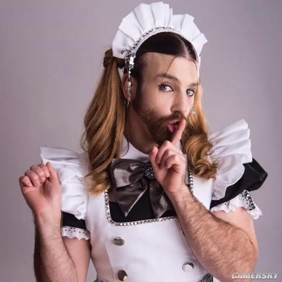 美国女装大佬COS春丽 称想与成龙一较长短