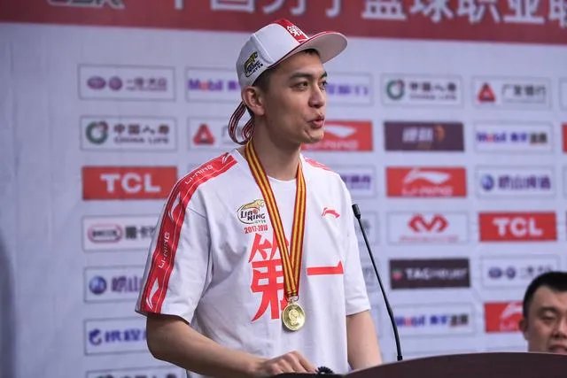 辽篮队长杨鸣正式宣布退役，如何评价杨鸣的职业生涯？