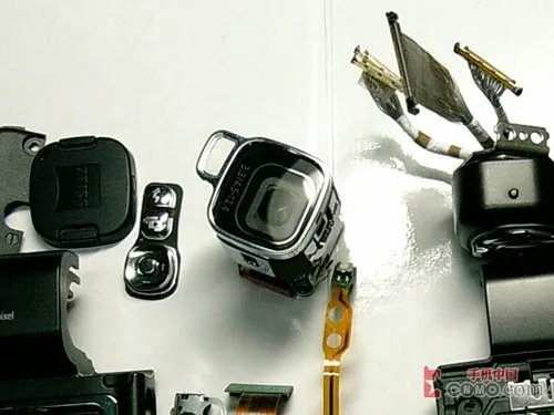 探秘300万蔡司镜头 诺基亚N93拆机图赏