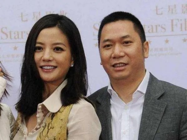 赵薇与绯闻男友一起回家过夜，她离婚了吗？