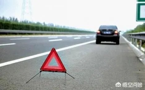 在高速公路上行驶，驾驶员或者乘客“三急”，且离服务区较远，可否占用应急车道方便？