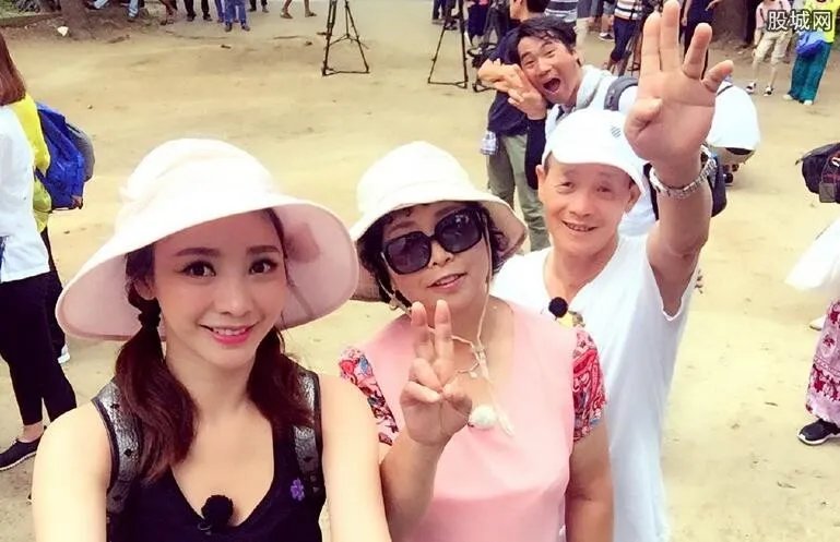 柳岩的胸很大 魔鬼身材美腿十分抢镜（图）