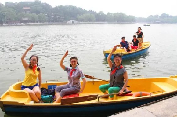 让我们荡起双桨的歌词是什么