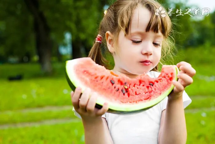 骆驼的驼峰是用来储存水分的吗？