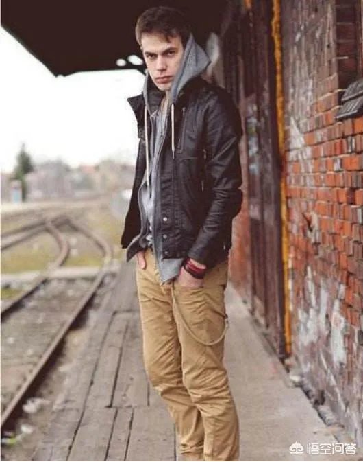 工装裤怎么搭配上衣？