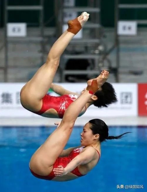 光州游泳世锦赛-正在泳池训练的孙杨听到场馆响起国歌声，接下来发生了什么事情？