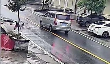 7岁男孩1分钟3次横穿马路被撞，网友：家长应负全责！你也如此认为吗？