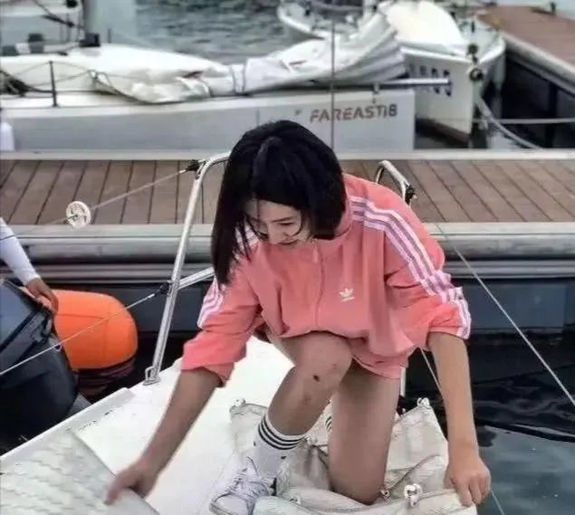 翼装飞行女大学生去世，有人表示敬佩有人说她自私，你怎么看？