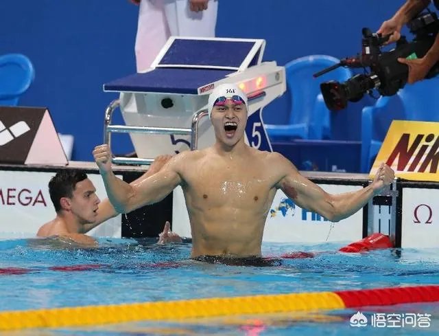 光州游泳世锦赛-正在泳池训练的孙杨听到场馆响起国歌声，接下来发生了什么事情？