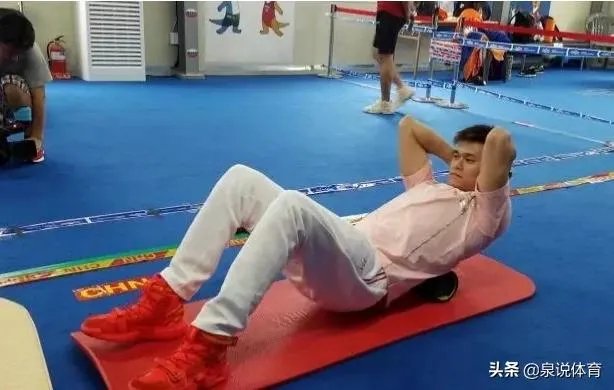 光州游泳世锦赛-正在泳池训练的孙杨听到场馆响起国歌声，接下来发生了什么事情？