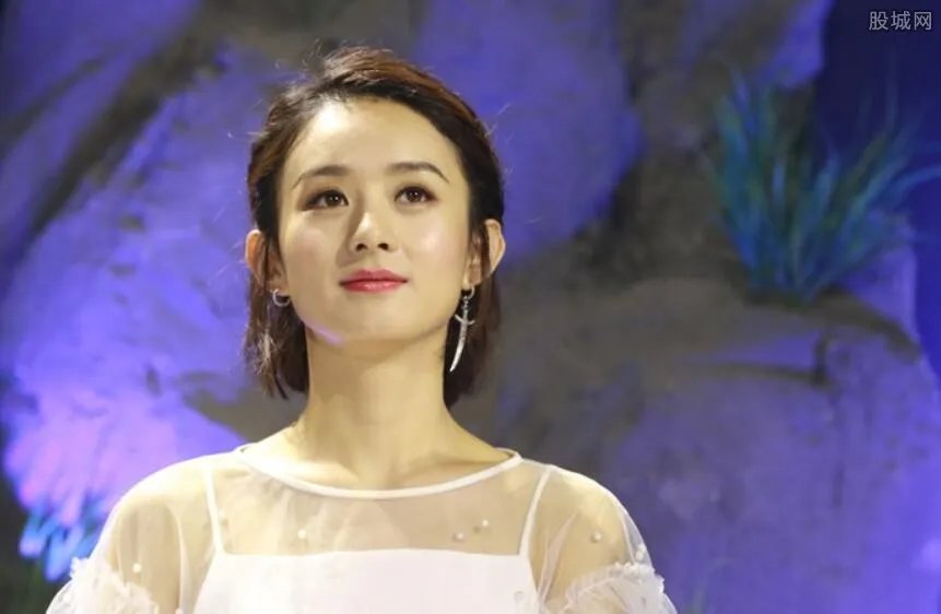 赵丽颖的胸有多大 赵丽颖当街整理内衣（图）