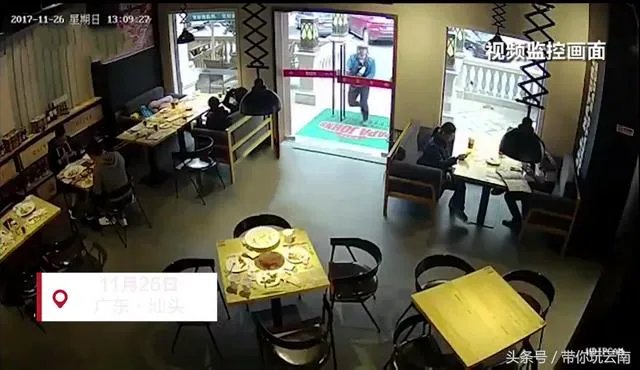 广东汕头一餐厅玻璃门“碰瓷”外卖小哥，你怎么看？