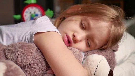 小女孩打瞌睡时靠在男孩肩膀，小男孩为什么不选择叫醒她？