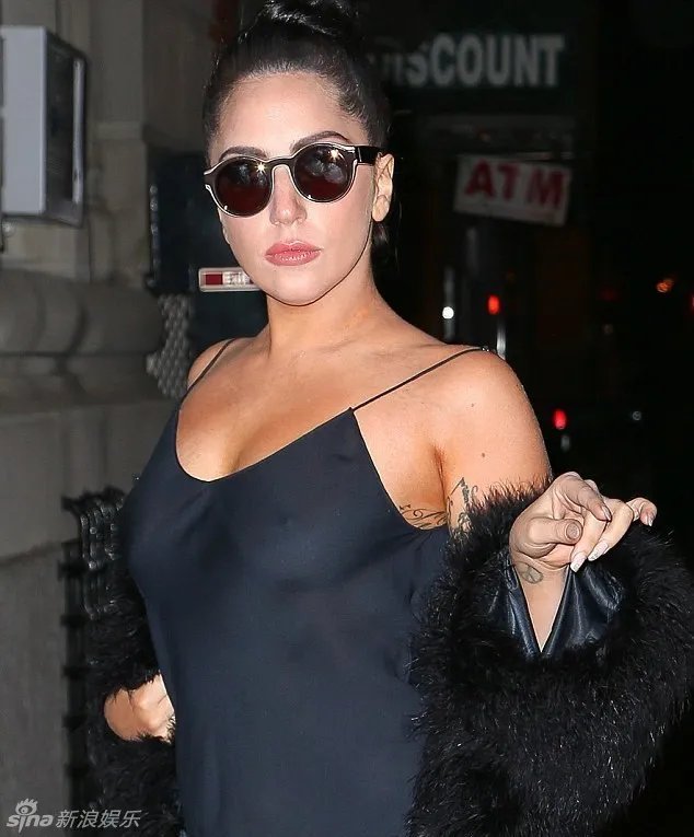 组图：Gaga睡衣外穿豪放出街 几乎走光毫不在乎