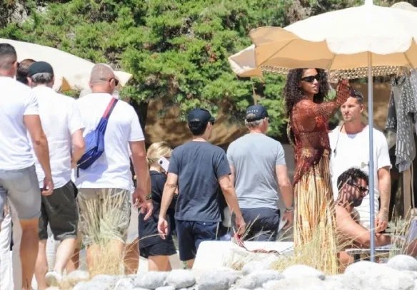 莱昂纳多·迪卡普里奥又双缀去度假了 带着性感超模