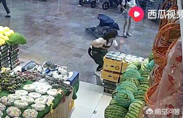 深圳一小区高层窗户坠落砸中楼下男童,满地鲜血生命垂危。高空坠物为什么屡次发生,你怎么看?