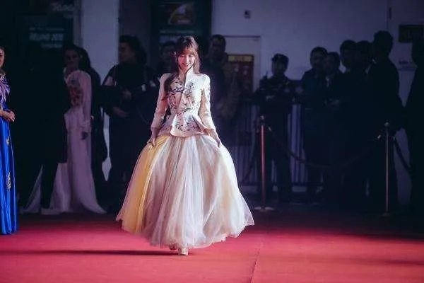 跟网恋对象即将奔现,但给他看的照片不是我本人,该怎么办?