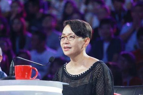 黄圣依发微博回应演技问题,宋丹丹发博谈作品,为什么网友炮轰宋丹丹却不骂黄圣依?