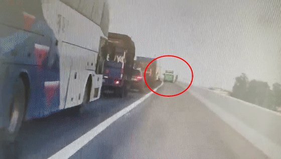 在高速公路上行驶，驾驶员或者乘客“三急”，且离服务区较远，可否占用应急车道方便？