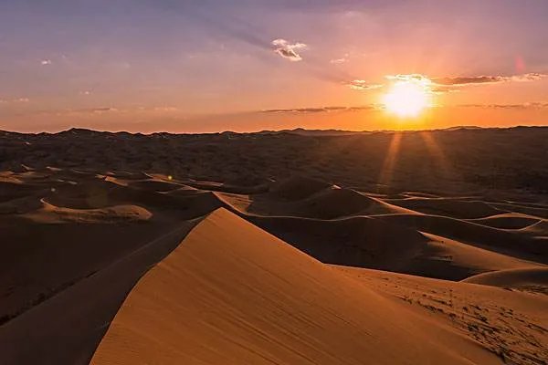 建在沙漠的村落，只有96人居住，为何成为游客向往去处？