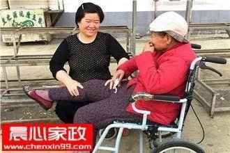 住家保姆护工照顾老人多少钱