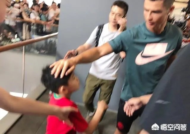 C罗魅力难挡，王大雷妻子直言他突然走过来的时候，自己激动得差点晕过去，你怎么看？