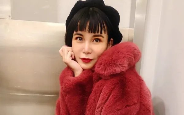 拜金女马诺直播谈往事：年轻不懂事被节目组套路，现在过得很好，你怎么看？