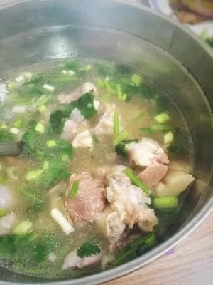 怎样制作咸肉菜饭骨头汤?