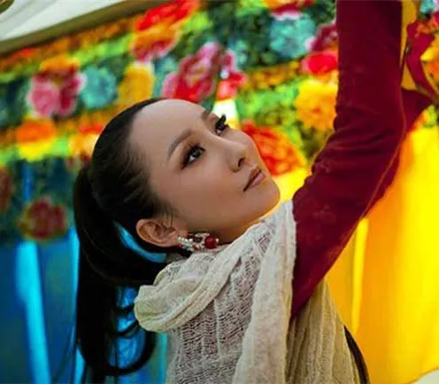 笑看萨顶顶假唱转话筒 盘点那些假唱被揭穿的10大明星