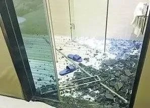 广东汕头一餐厅玻璃门“碰瓷”外卖小哥，你怎么看？