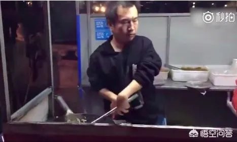 洛阳男子患小儿麻痹双手残疾，每天卖12小时炒面自力更生，你怎么看？