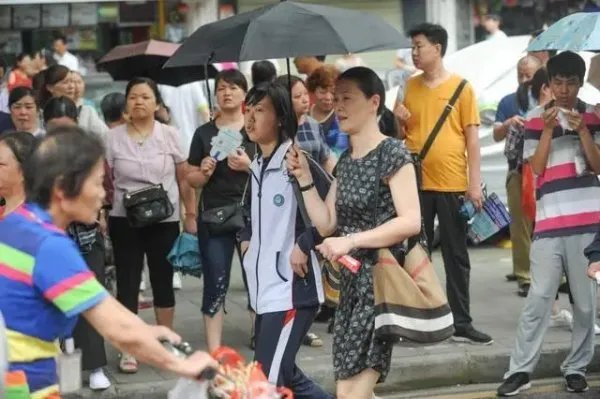 官方回应中学要求家长捐款装空调，他是怎么说的？