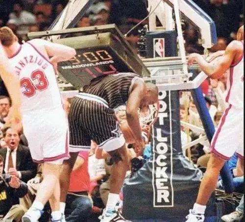 伦纳德将球拍瘪，詹姆斯急停留刹车印，NBA球员力量有多恐怖？